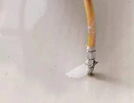 新安瓷砖空鼓维修公司专业解答在瓷砖铺贴过程中，如果使用的砂料过粗（如全部使用了粗砂），可能会导致以下问题
